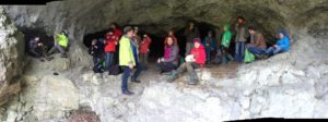 Die Albguide mit einer Gruppe Kindern in einer Höhle auf der Schwäbischen Alb