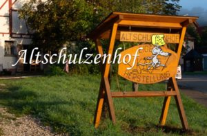 Firmenschild vom Altschulzenhof in Münzdorf