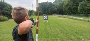 Junge schiesst mit Pfeil und Bogen