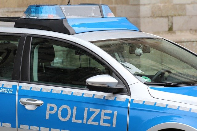 Polizeiwache und Streifenwagen